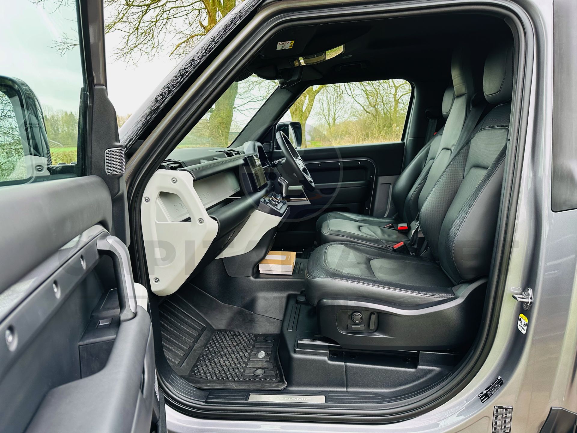 (ON SALE) LAND ROVER DEFENDER 90 "X DYNAMIC HSE" (24 REG 1 OWNER) 3.0 *D300* MHEV AUTO - HARD TOP - - Image 27 of 56