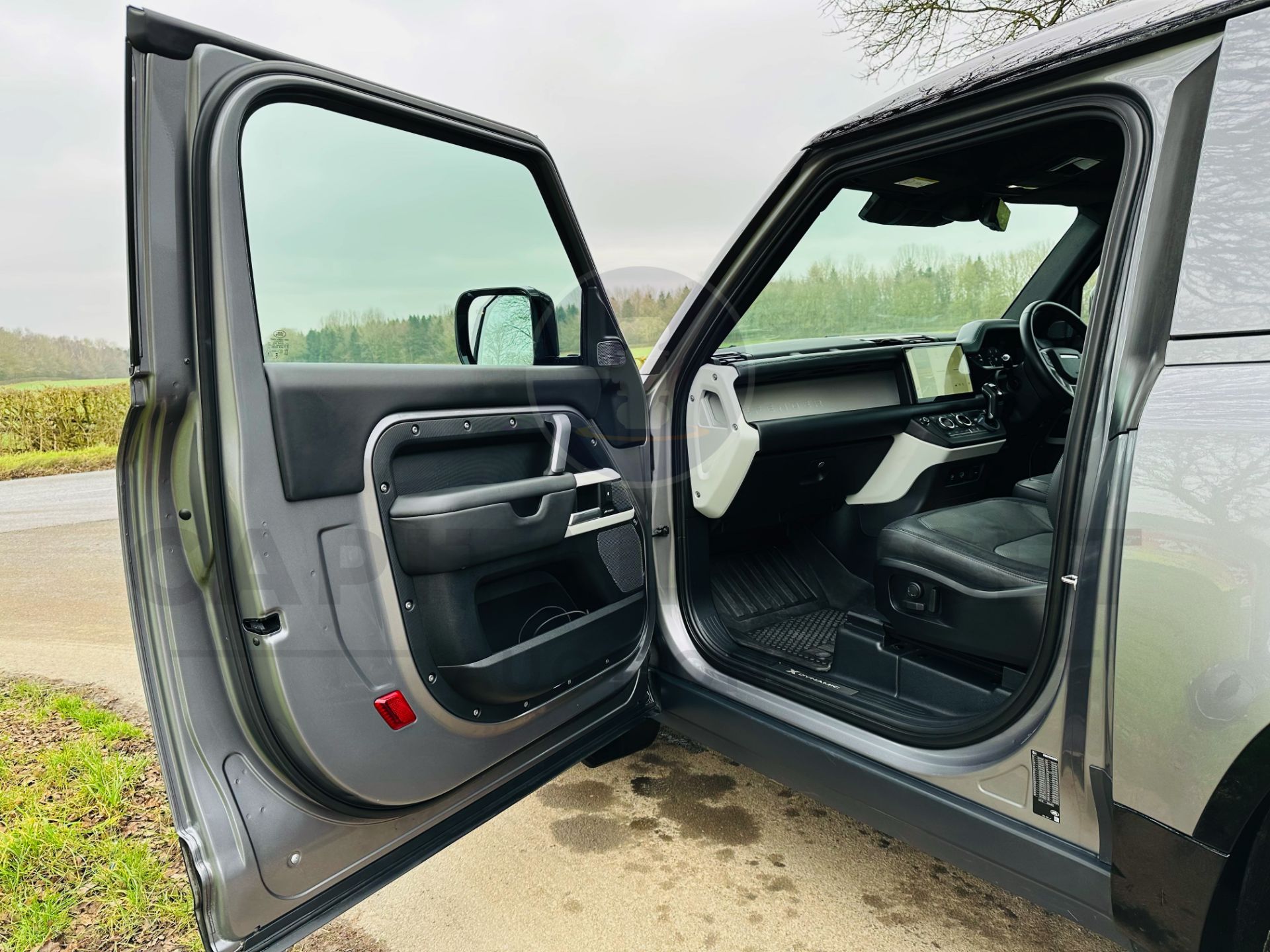 (ON SALE) LAND ROVER DEFENDER 90 "X DYNAMIC HSE" (24 REG 1 OWNER) 3.0 *D300* MHEV AUTO - HARD TOP - - Image 26 of 56
