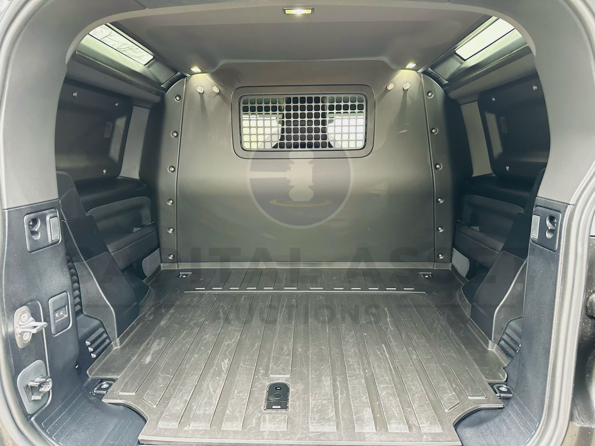 (ON SALE) LAND ROVER DEFENDER 90 "X DYNAMIC HSE" (24 REG 1 OWNER) 3.0 *D300* MHEV AUTO - HARD TOP - - Image 24 of 56