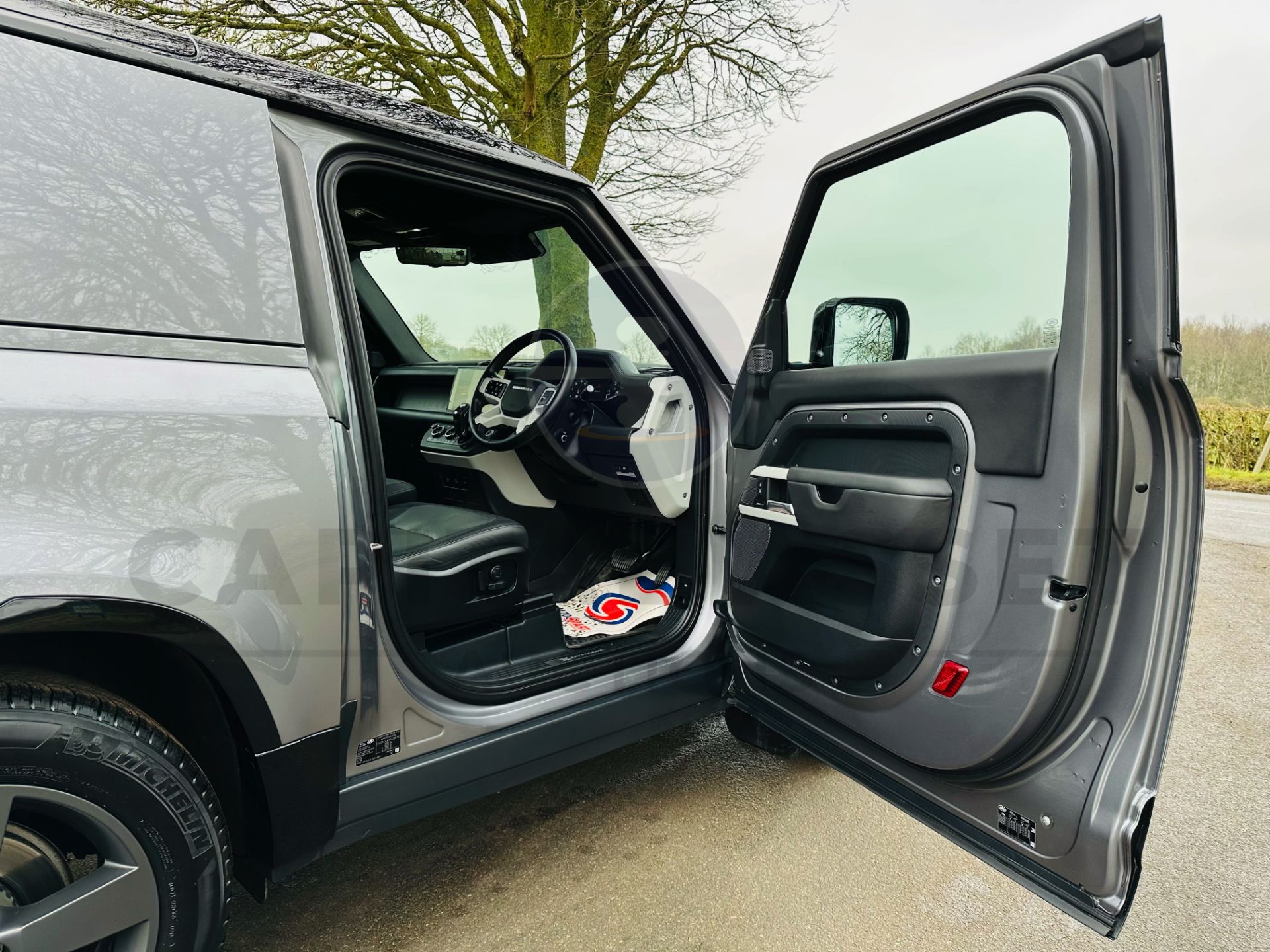 (ON SALE) LAND ROVER DEFENDER 90 "X DYNAMIC HSE" (24 REG 1 OWNER) 3.0 *D300* MHEV AUTO - HARD TOP - - Image 33 of 56