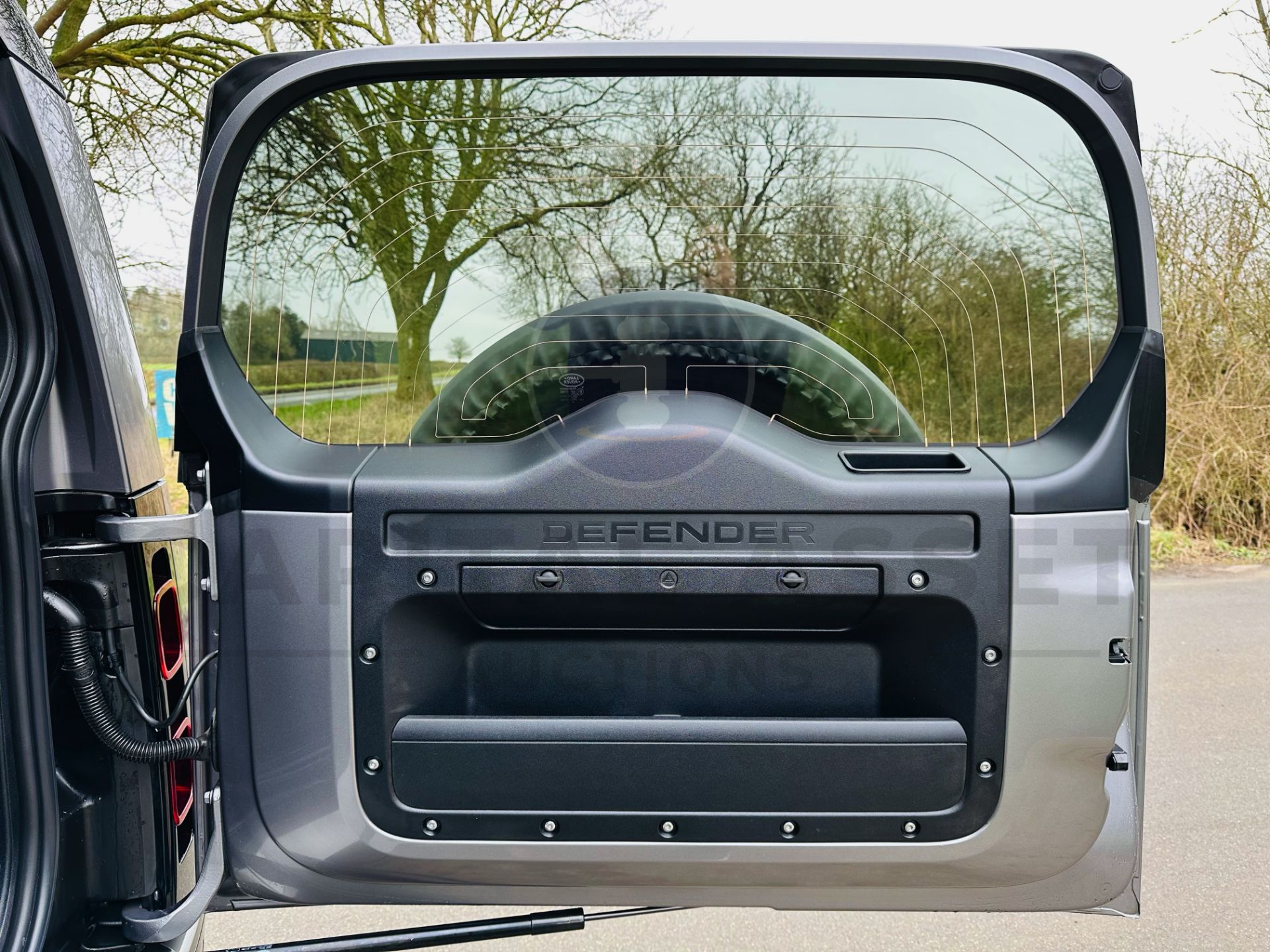 (ON SALE) LAND ROVER DEFENDER 90 "X DYNAMIC HSE" (24 REG 1 OWNER) 3.0 *D300* MHEV AUTO - HARD TOP - - Image 22 of 56