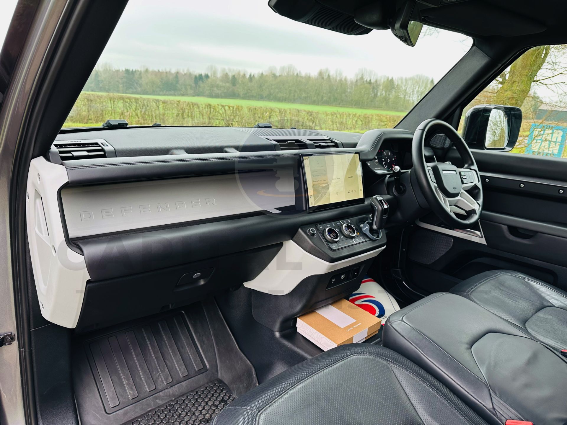 (ON SALE) LAND ROVER DEFENDER 90 "X DYNAMIC HSE" (24 REG 1 OWNER) 3.0 *D300* MHEV AUTO - HARD TOP - - Image 29 of 56