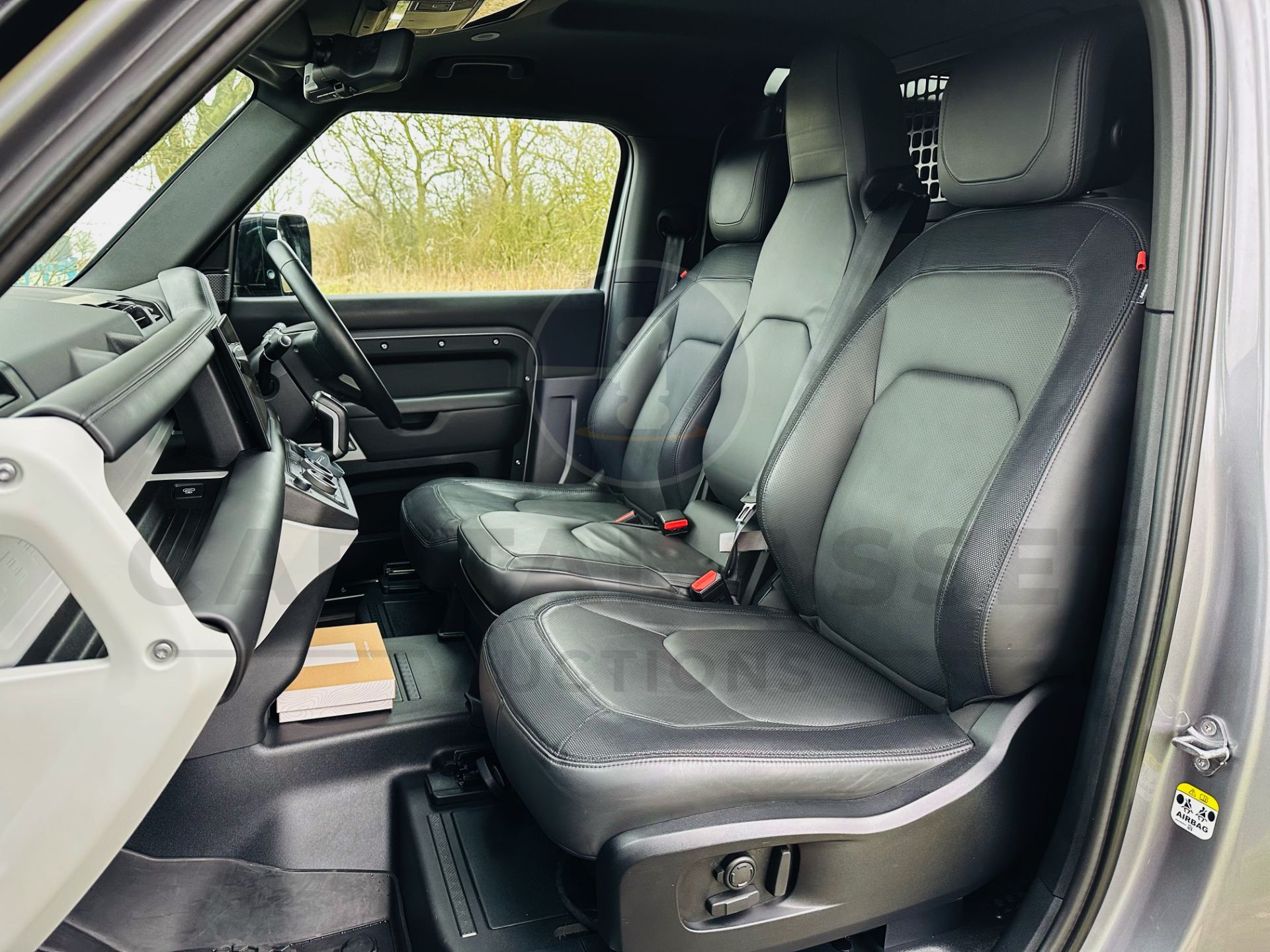 (ON SALE) LAND ROVER DEFENDER 90 "X DYNAMIC HSE" (24 REG 1 OWNER) 3.0 *D300* MHEV AUTO - HARD TOP - - Image 28 of 56