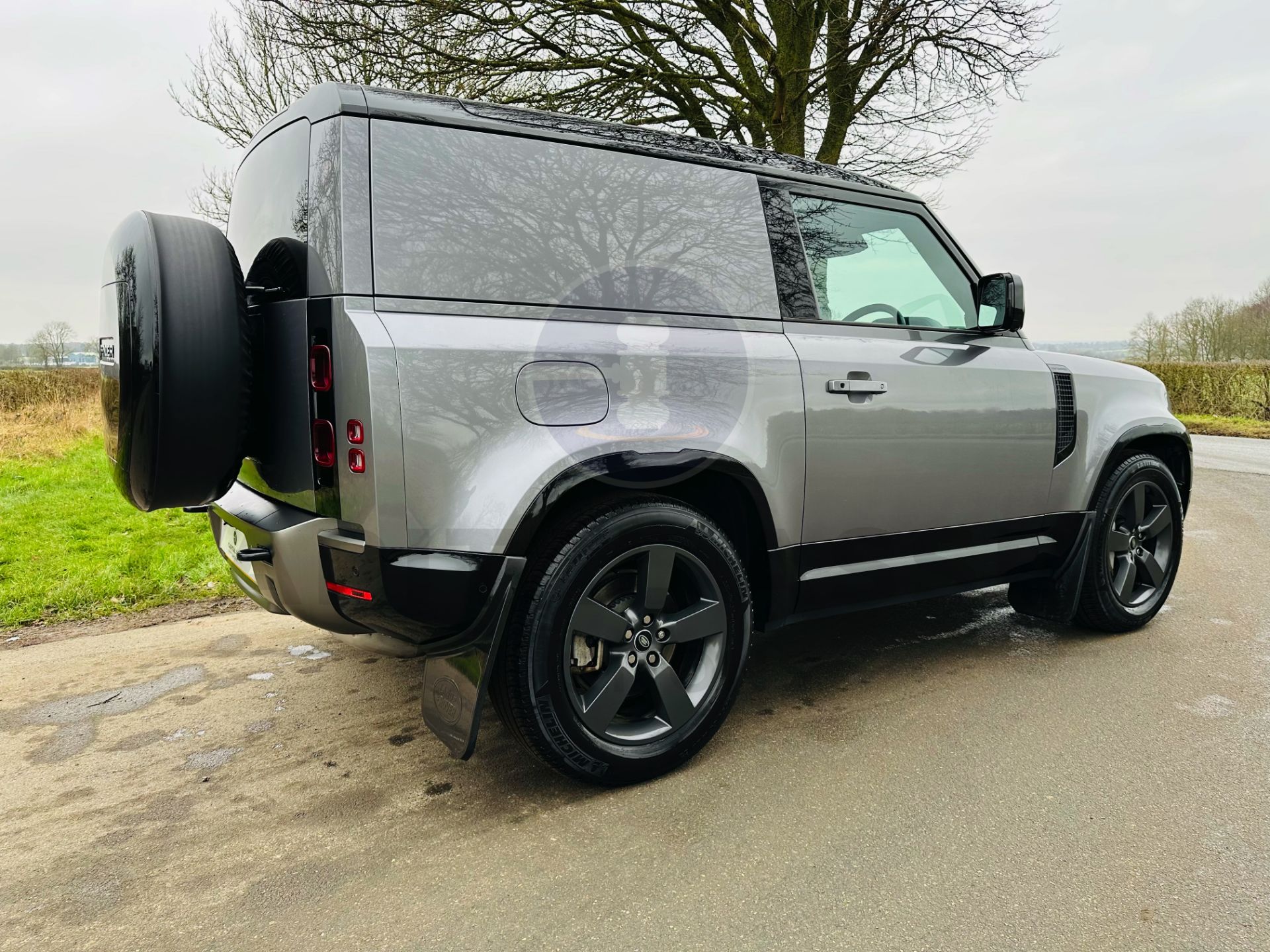 (ON SALE) LAND ROVER DEFENDER 90 "X DYNAMIC HSE" (24 REG 1 OWNER) 3.0 *D300* MHEV AUTO - HARD TOP - - Image 14 of 56