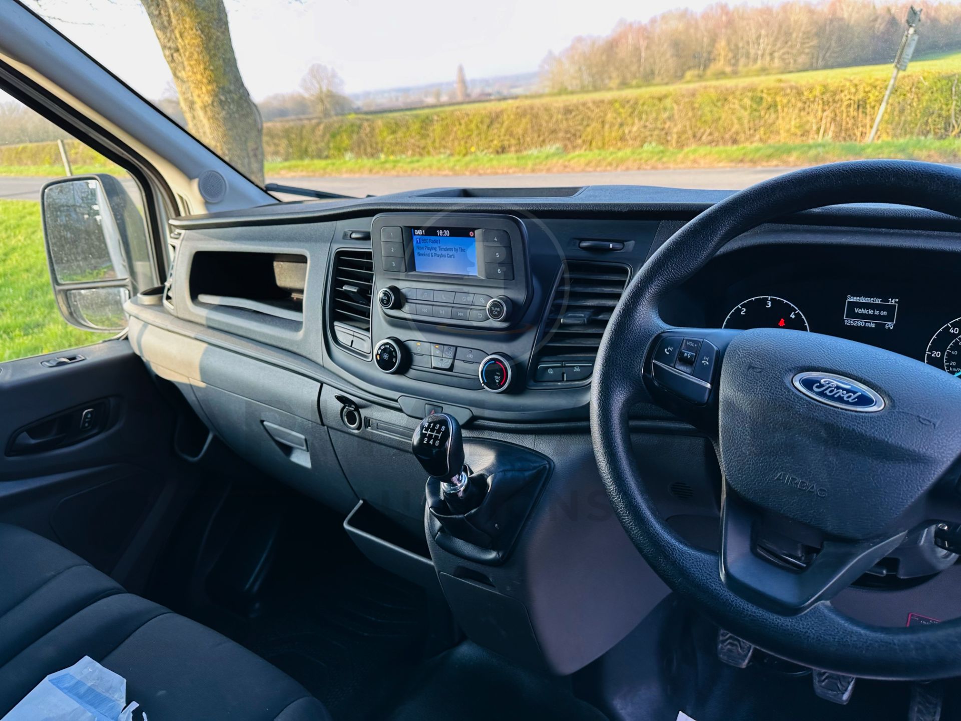 FORD TRANSIT 130 T350 *LWB - LUTON / BOX VAN* (2022 - EURO 6) 2.0 TDCI 'ECOBLUE' *REAR TAIL-LIFT* - Image 22 of 33