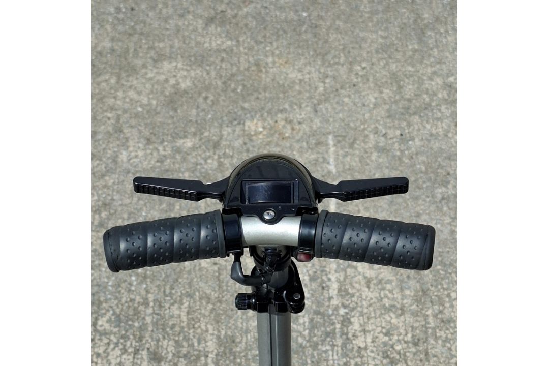 FREERIDER LUGGIE FOLDABLE MOBILITY SCOOTER IN SILVER WITH BATTERY & CHARGER RRP £1699 CONDITION: - Image 5 of 6