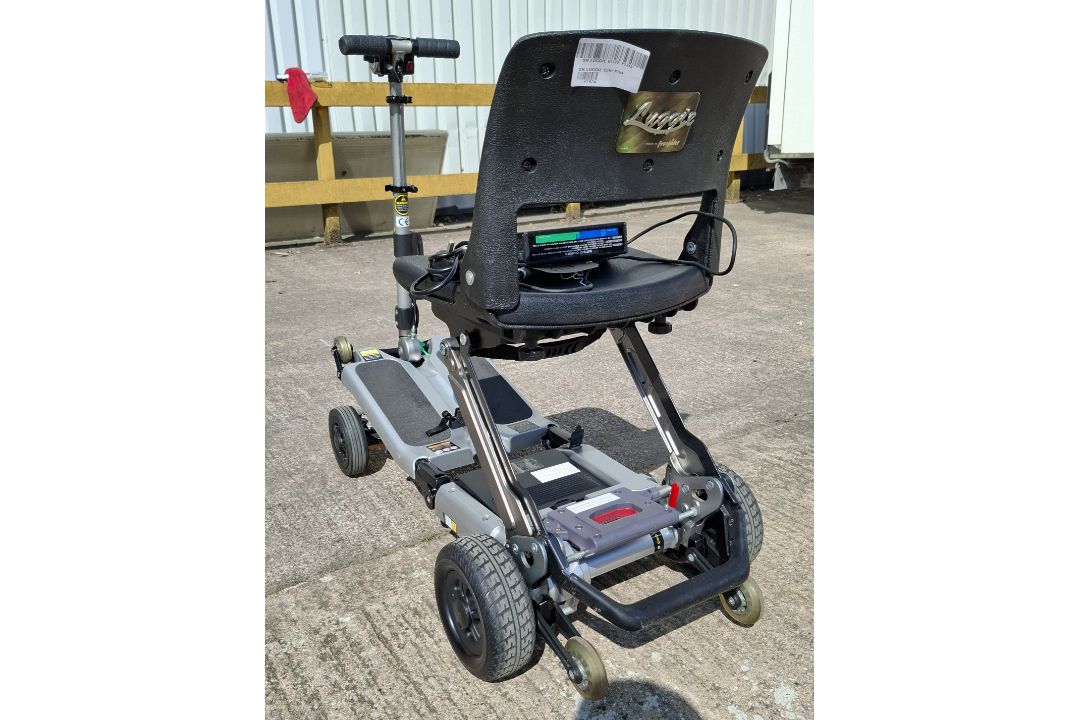 FREERIDER LUGGIE FOLDABLE MOBILITY SCOOTER IN SILVER WITH BATTERY & CHARGER RRP £1699 CONDITION: - Image 4 of 6
