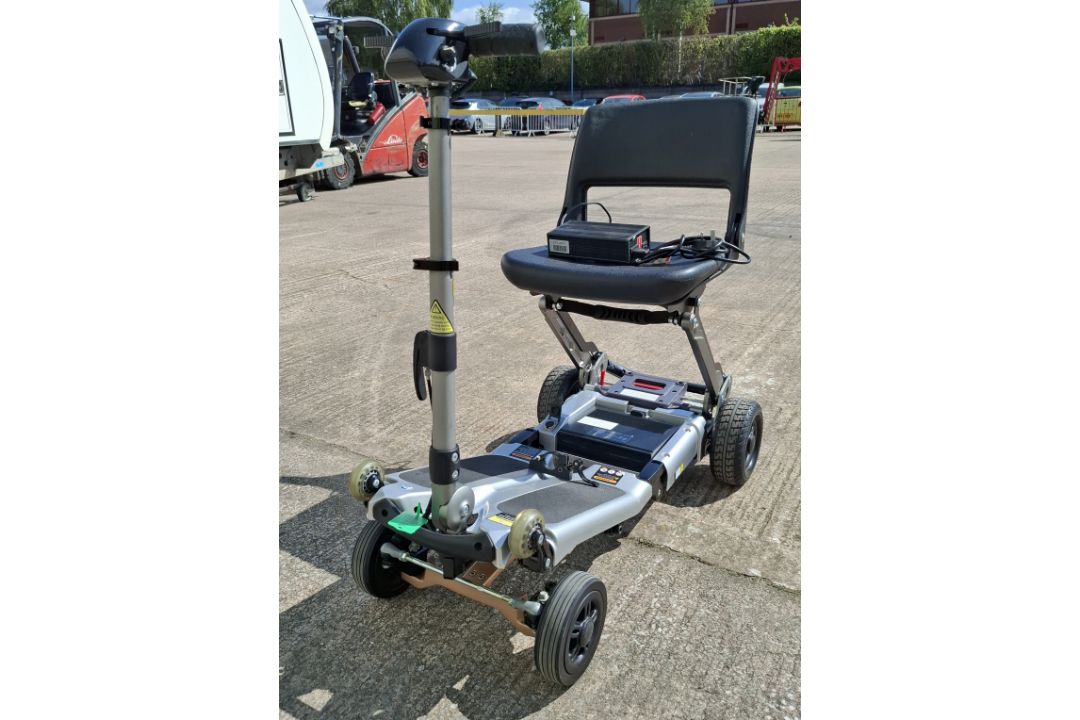 FREERIDER LUGGIE FOLDABLE MOBILITY SCOOTER IN SILVER WITH BATTERY & CHARGER RRP £1699 CONDITION: - Image 2 of 6