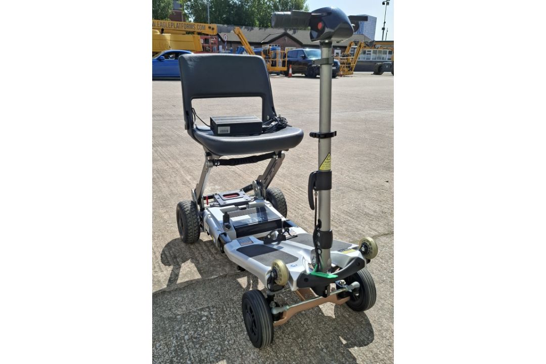 FREERIDER LUGGIE FOLDABLE MOBILITY SCOOTER IN SILVER WITH BATTERY & CHARGER RRP £1699 CONDITION: - Image 1 of 6
