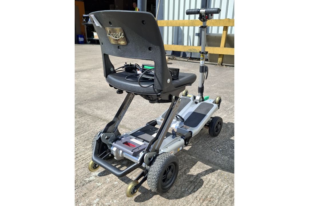 FREERIDER LUGGIE FOLDABLE MOBILITY SCOOTER IN SILVER WITH BATTERY & CHARGER RRP £1699 CONDITION: - Image 3 of 6