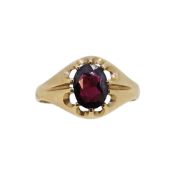A 9ct gold single stone garnet ring,