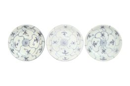 A GROUP OF THREE CHINESE BLUE AND WHITE TEK SING CARGO DISHES 十八至十九世紀 「的星號」青花盤三件