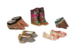 A GROUP OF FIVE PAIRS OF CHINESE EMBROIDERED SILK SHOES 清末至二十世紀 絲繡鞋五對