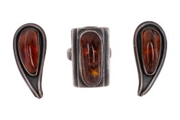 AN AMBER RING AND EARRINGS SUITE