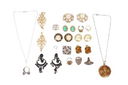 A COLLECTION OF COSTUME JEWELLERY