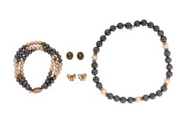 A COLLECTION OF JEWELLERY
