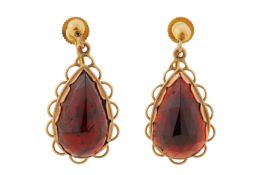 A PAIR OF GARNET EARRINGS
