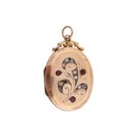 A locket pendant necklace