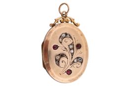 A locket pendant necklace