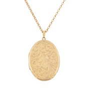 A locket pendant necklace