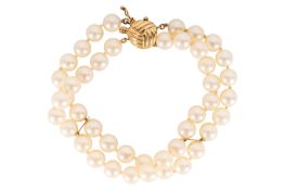 A cultured pearl bracelet
