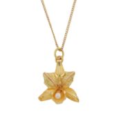 A flower pendant necklace