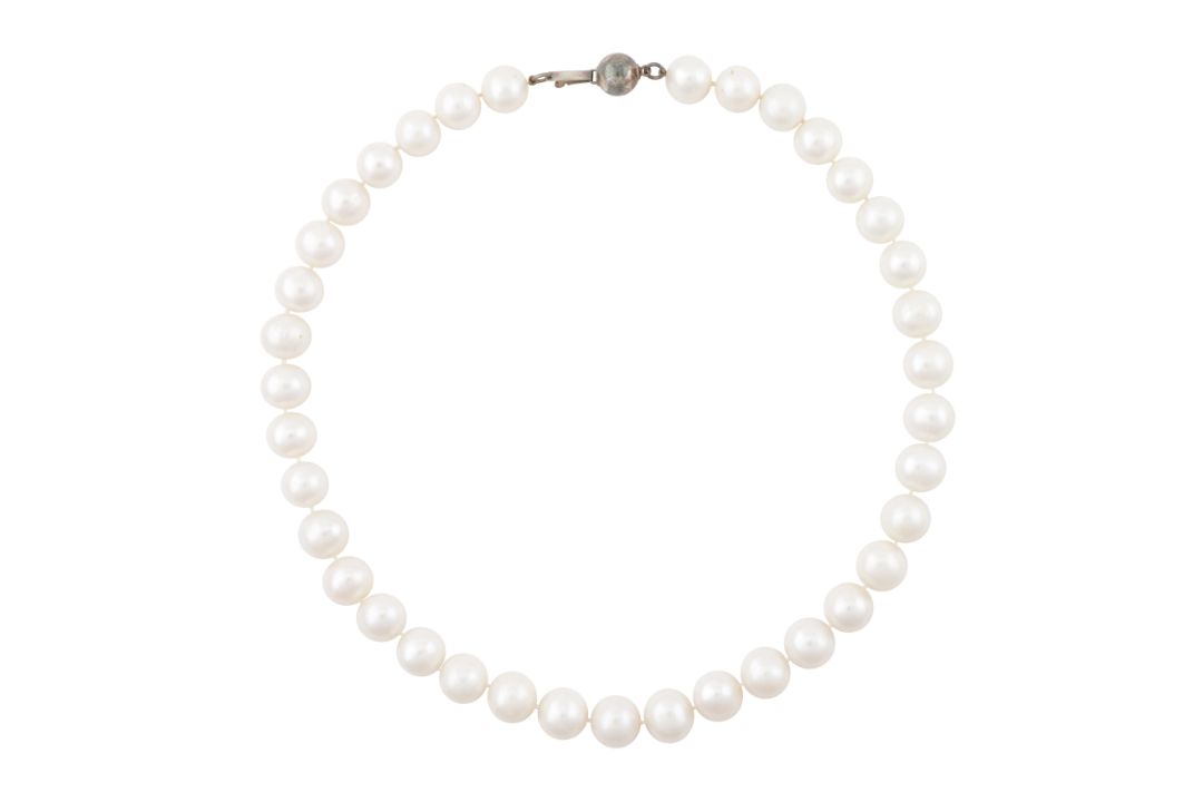 A single strand pearl necklace