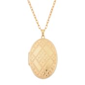 A locket pendant necklace