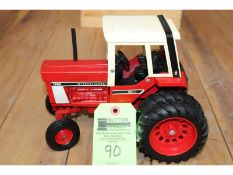 IH 1586 Tractor w/Duals & White Cab - No Box