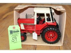 IH 1586 Tractor w/Cab in Box
