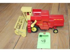 NH Combine - No Box - 1:32 Scale