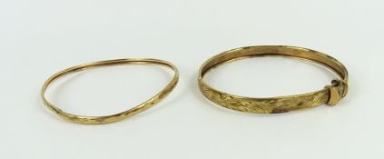 A 9ct gold patterned expanding bangle, together wi