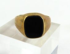A gold black onyx signet ring, the rectangular tab