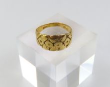 An 18ct gold patterned band ring