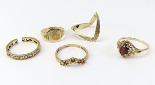 A 9ct gold garnet single stone ring, finger size P