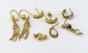 A 9ct three colour gold earring