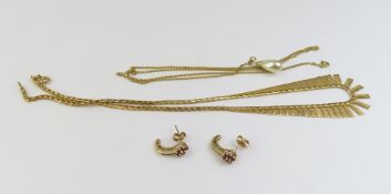 A 9ct gold fringe necklace, the graduated bark eff