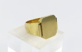 A gold plain, rectangular heavy signet ring with s
