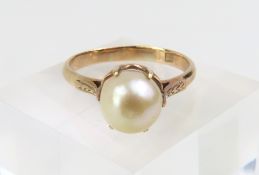 A single pearl ring, the pearl in a claw settings