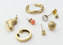 A single gold hinged hoop earring marked ‘14K’, 1g