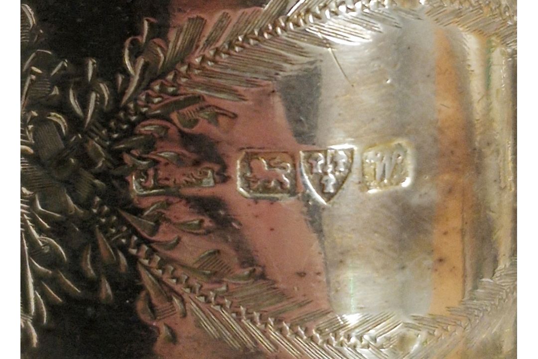 Pair of George V silver cased napkin rings, Chester 1922, J & R Griffin, of oval form with cast - Image 3 of 4