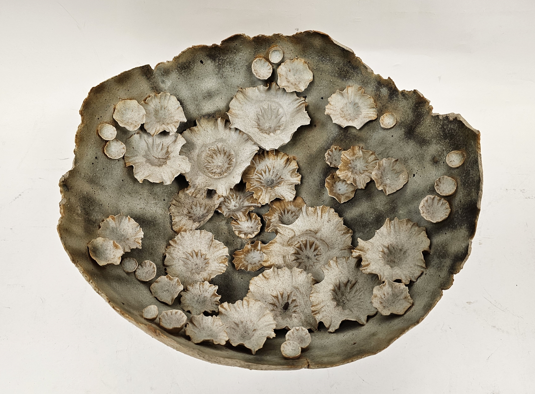 Isle of Wight Chessell pottery stoneware bowl, the interior in matt grey/white glaze applied with - Image 2 of 3