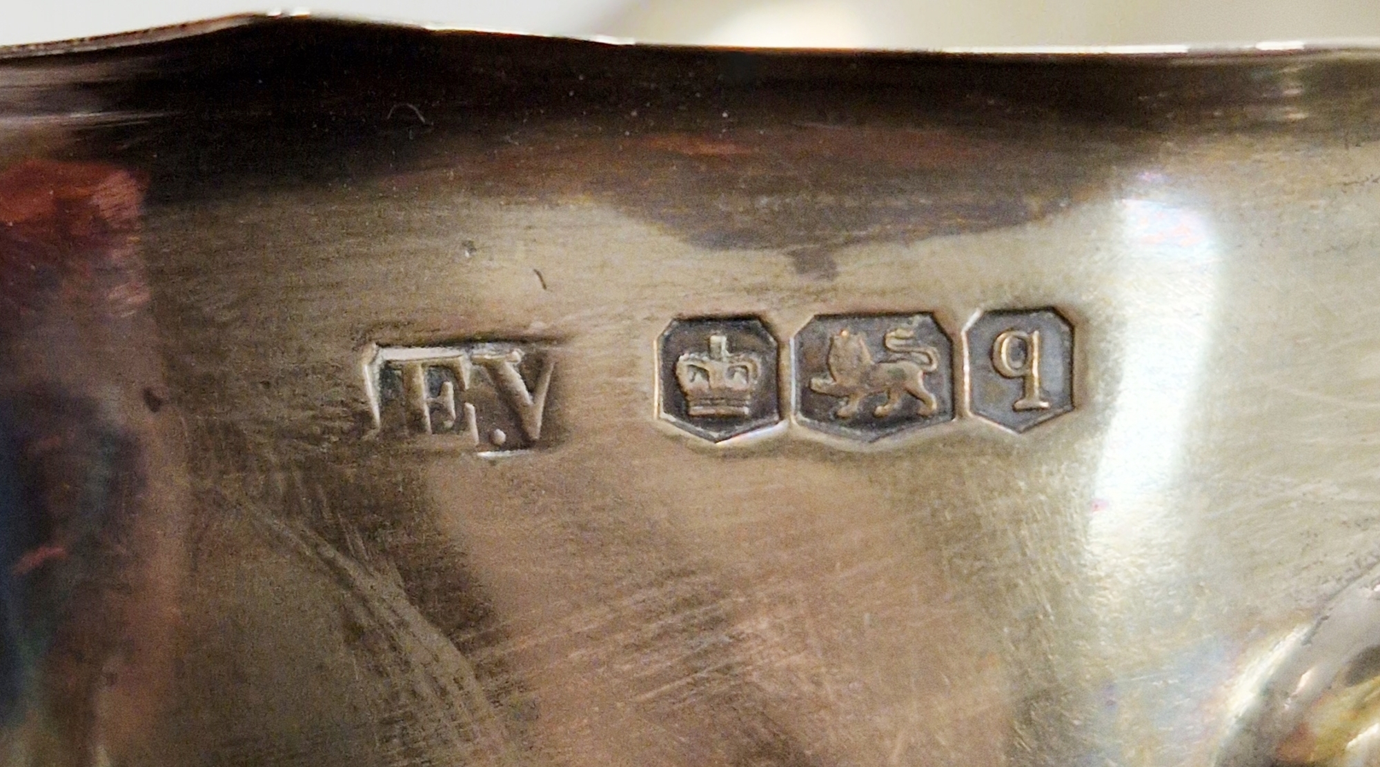 George V silver sauceboat, Sheffield 1933, Viner's Ltd, of plain form with wavy rim, scroll loop - Image 2 of 2