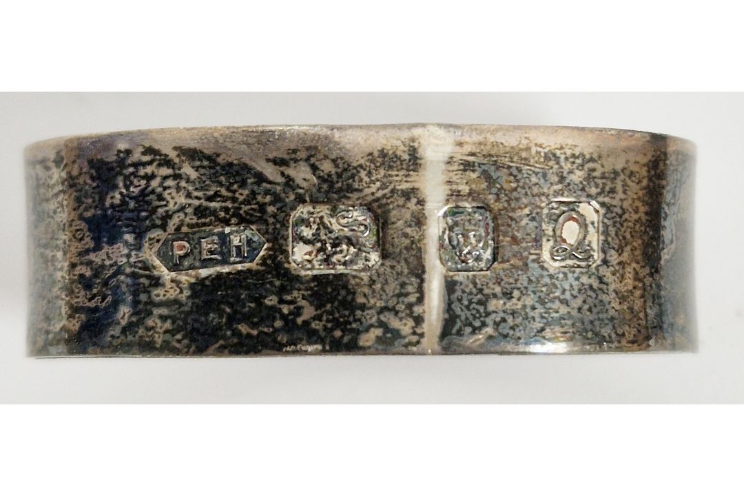 Pair of George V silver cased napkin rings, Chester 1922, J & R Griffin, of oval form with cast - Image 2 of 4