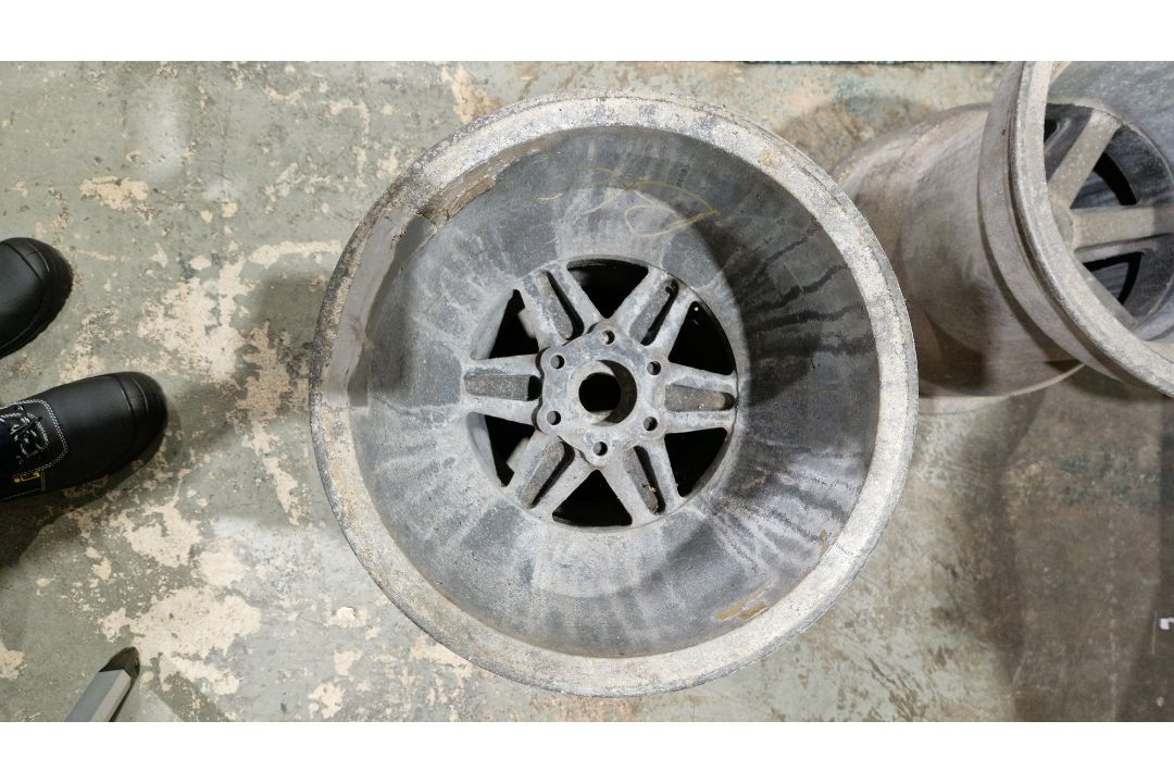 Two 'Formula 1' wheels, by repute Leyton House March Formula 1, 50cm high (2) Condition Report - Image 5 of 5