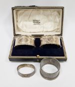 Pair of George V silver cased napkin rings, Chester 1922, J & R Griffin, of oval form with cast