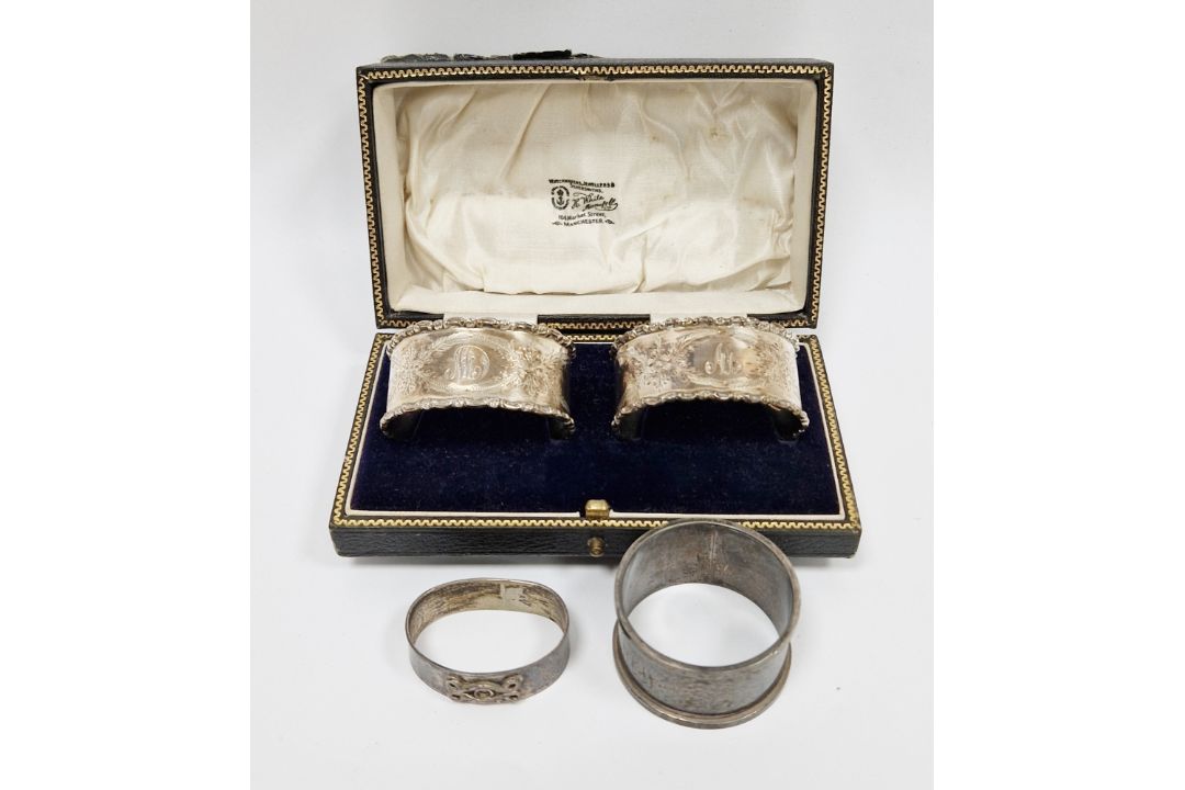 Pair of George V silver cased napkin rings, Chester 1922, J & R Griffin, of oval form with cast - Image 1 of 4