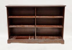Modern mahogany-effect double bookcase in the Regency manner, each section with two shelves and