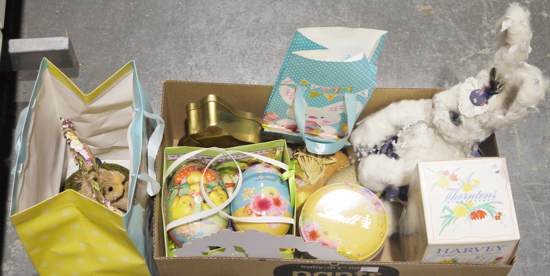 Small quantity of Ameliaranne childrens books, a Villeroy & Boch Peter Rabbit Bunnytales eggcup in - Image 2 of 2