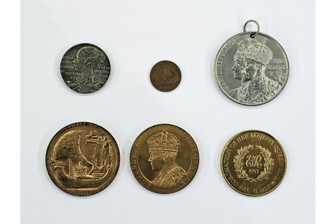 GB medals: Six royal commemorative medals QV-QEII including silver QV diamond jubilee and KEVIII for - Image 1 of 2